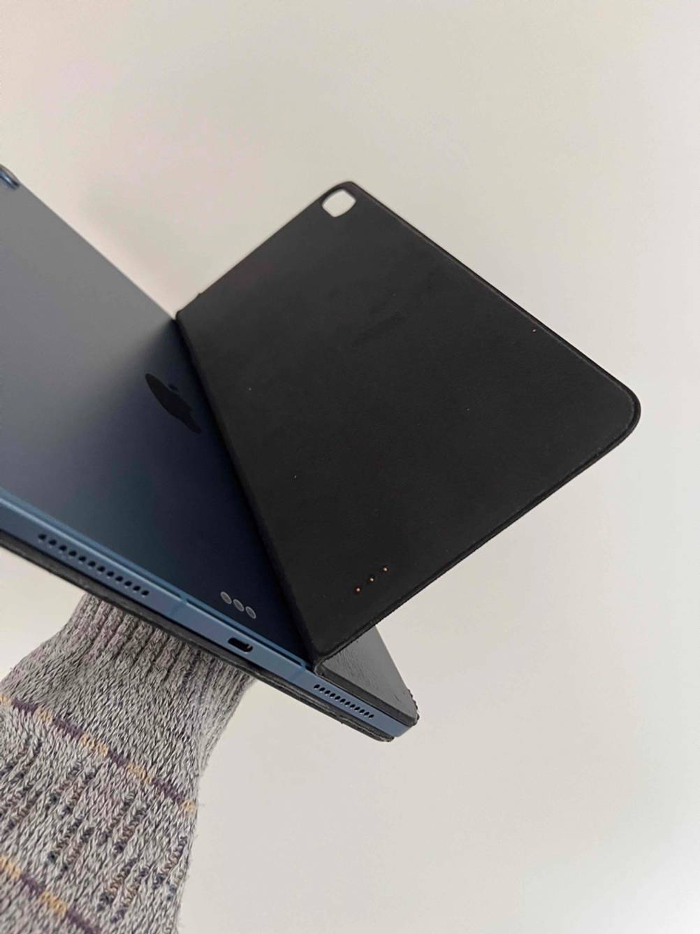 Eine getestete iPad-Tastatur leicht aufgeklappt an einem iPad.