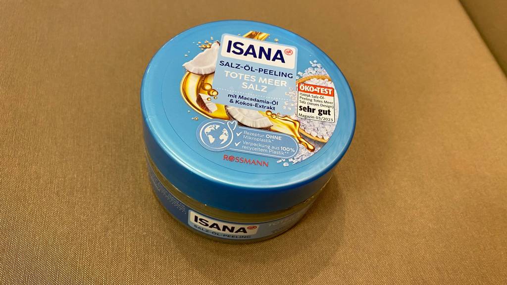 Im Test: Eine Dose Meersalzpeeling von oben auf einer beigen Fläche.