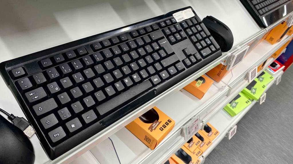 Kabellose-Tastatur-und-Maus-Set steht getestet im Regal.