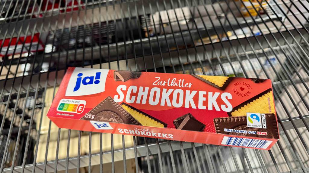 Getestete Schokokekse liegen in einem leeren Regal.