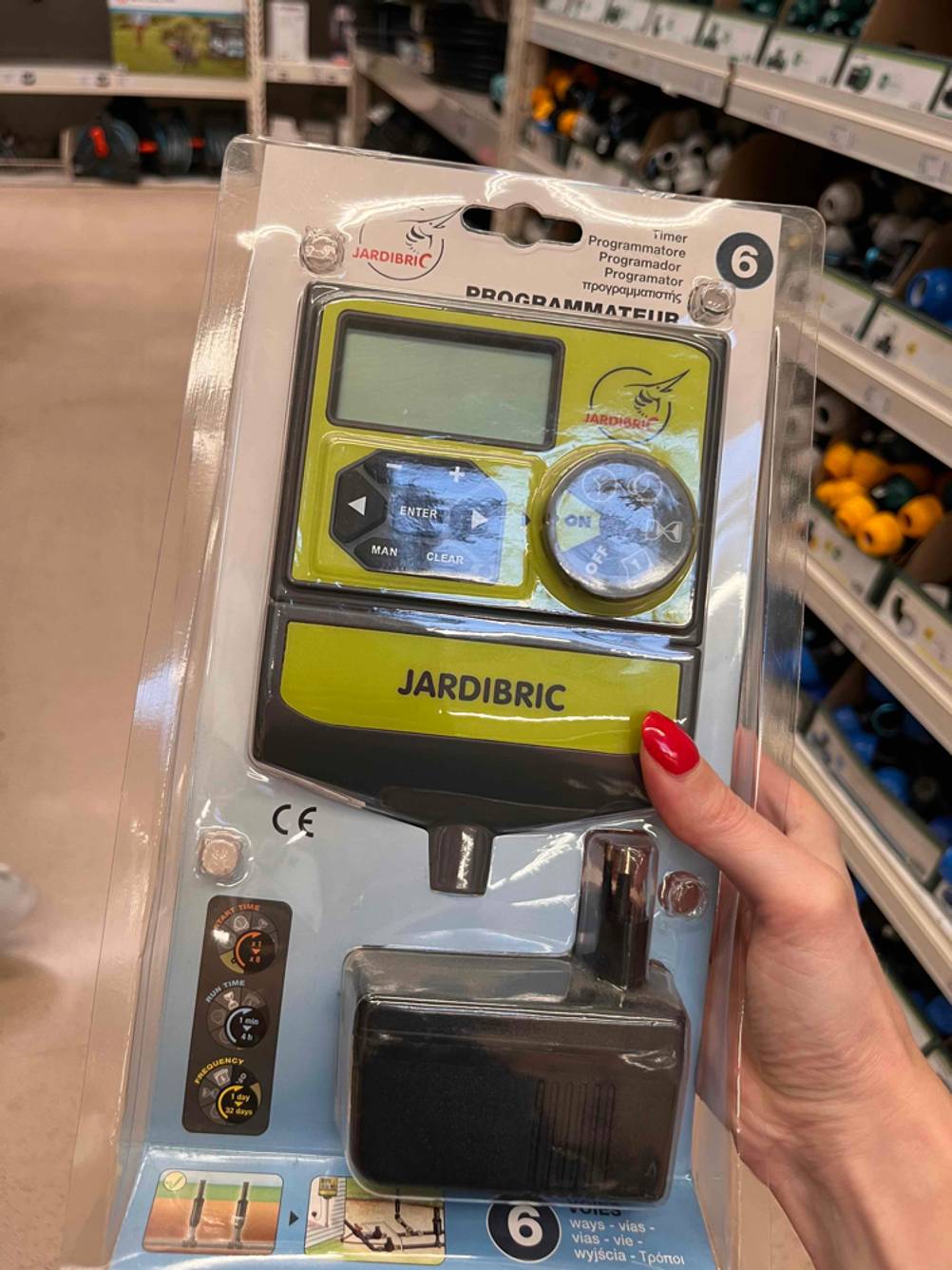Bewässerungscomputer im Test: Bewässerungscomputer ist in der Originalverpackung und wird mit der Hand gehalten
