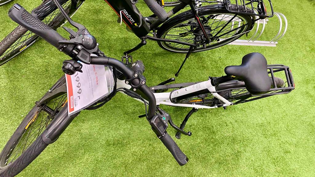 Jeep-E-Bike-Test: ein Jeep-E-Bike mit Preisschild darauf von oben ersichtlich.