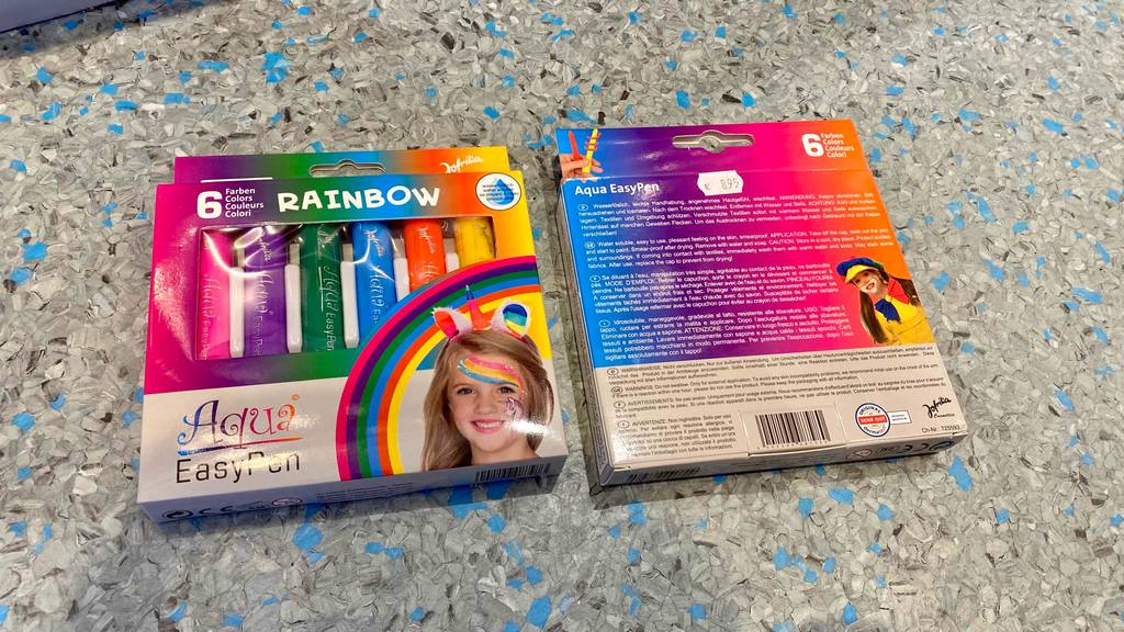 Bodypainting-Farbe getestet: eine Verpackung von Bodypainting-Farbe von vorn ersichtlich und eine daneben liegend von der Rückseite ersichtlich.