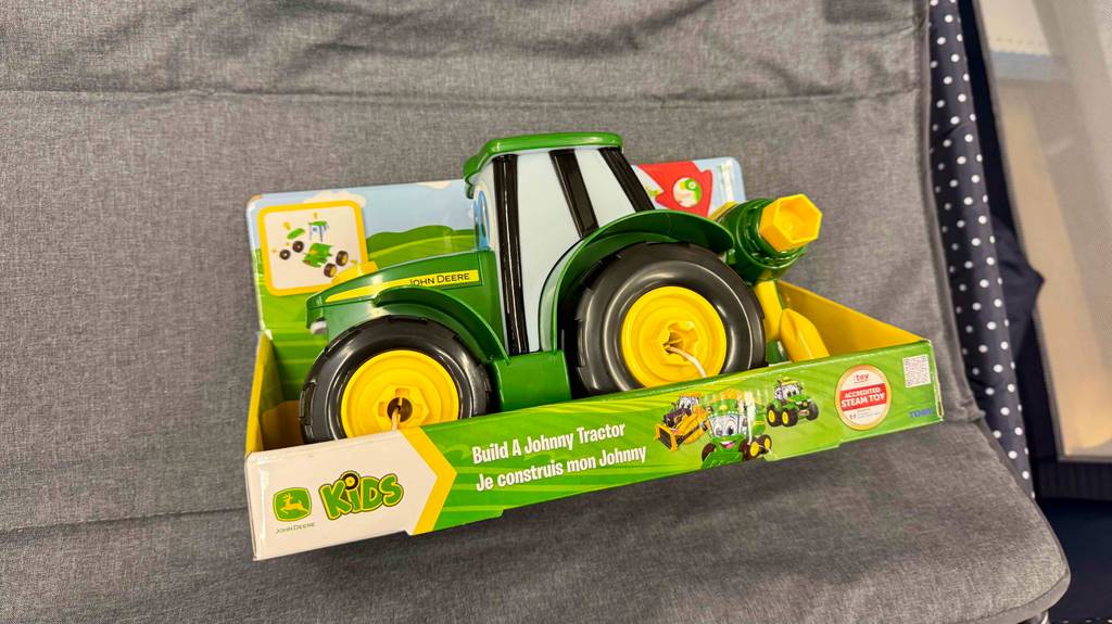 Spielzeugtraktor-Test: Ein Spielzeugtraktor befindet sich in der Verpackung.