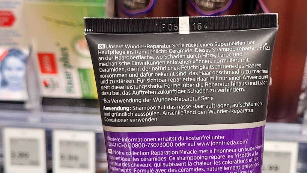 Anwendungsempfehlung auf der Verpackung in Nahaufnahme des getesteten John-Frieda-Shampoos.