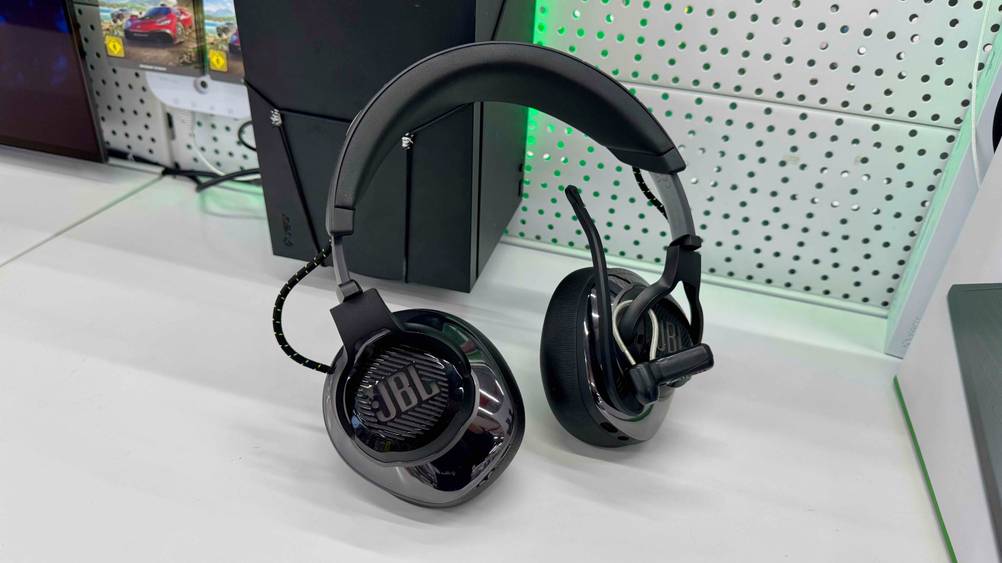 Die getesteten JBL-Over-Ear-Kopfhörer mit Mikrofon sind in einem Regal platziert.