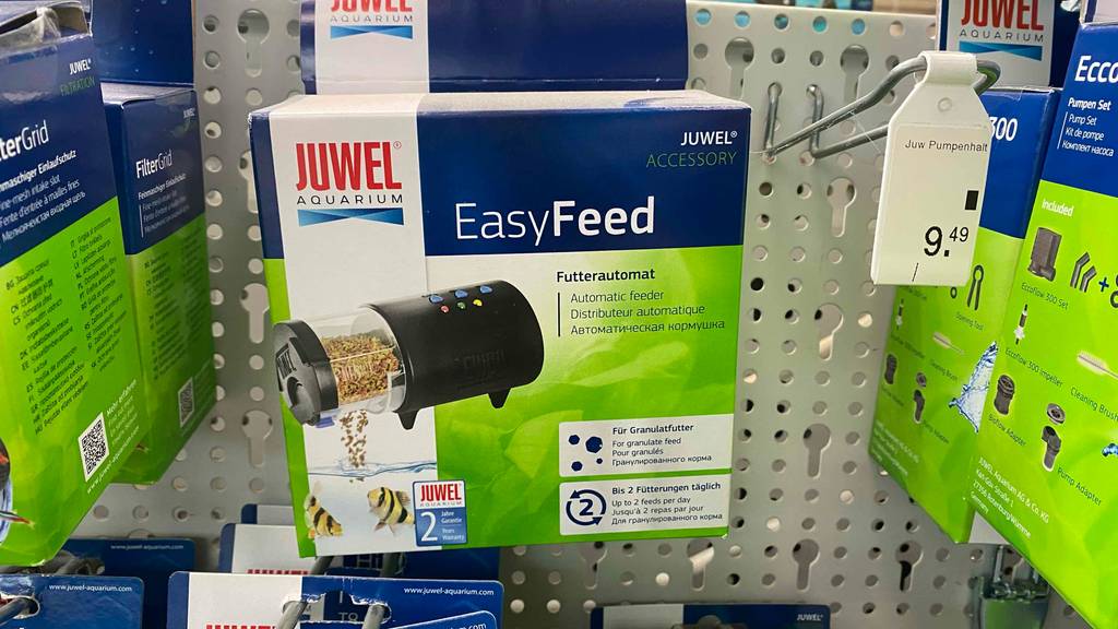 Futterautomat-Aquarium getestet: Verpackung von Futterautomat hängt in einem Regal.