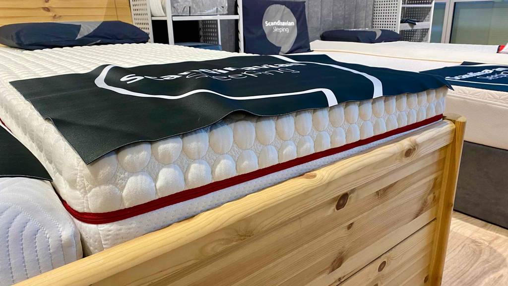 Im Test: Nahaufnahme Bezug mit Reisverschluss einer Matratze 80 x 200 cm.