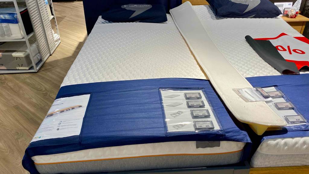 Taschenfederkernmatratze im Test: eine Einzel-Taschenfederkernmatratze ausgestellt in einem Geschäft.