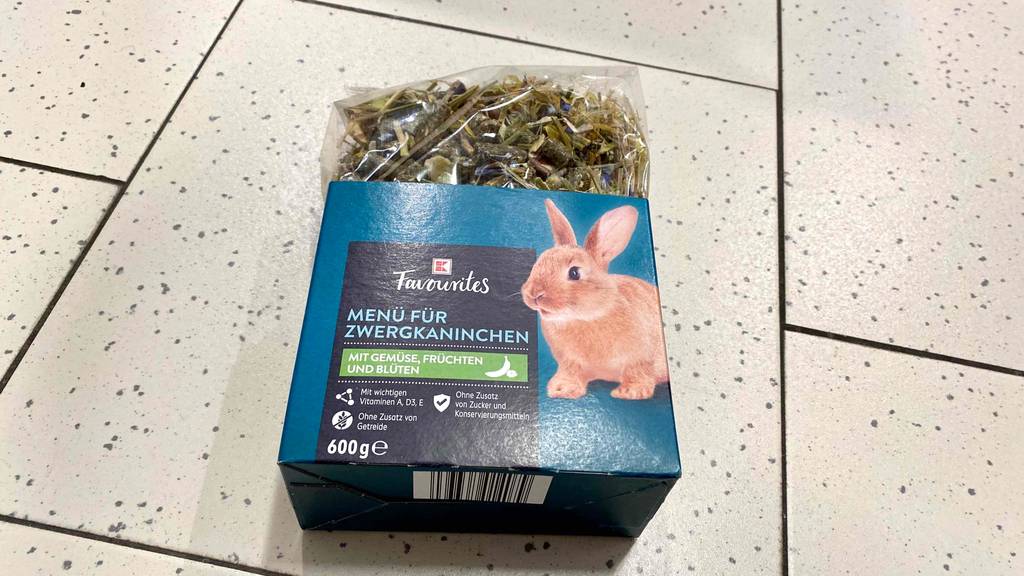Getestetes Kaninchenfutter: Verpackung liegend auf dem Boden mit herausschauendem Sack in dem sich das Futter befindet.