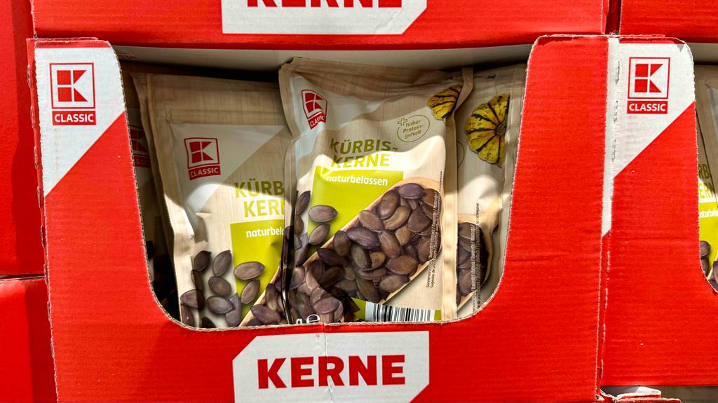 Mehrere Packungen der getesteten Kürbiskerne befinden sich in einem Karton.