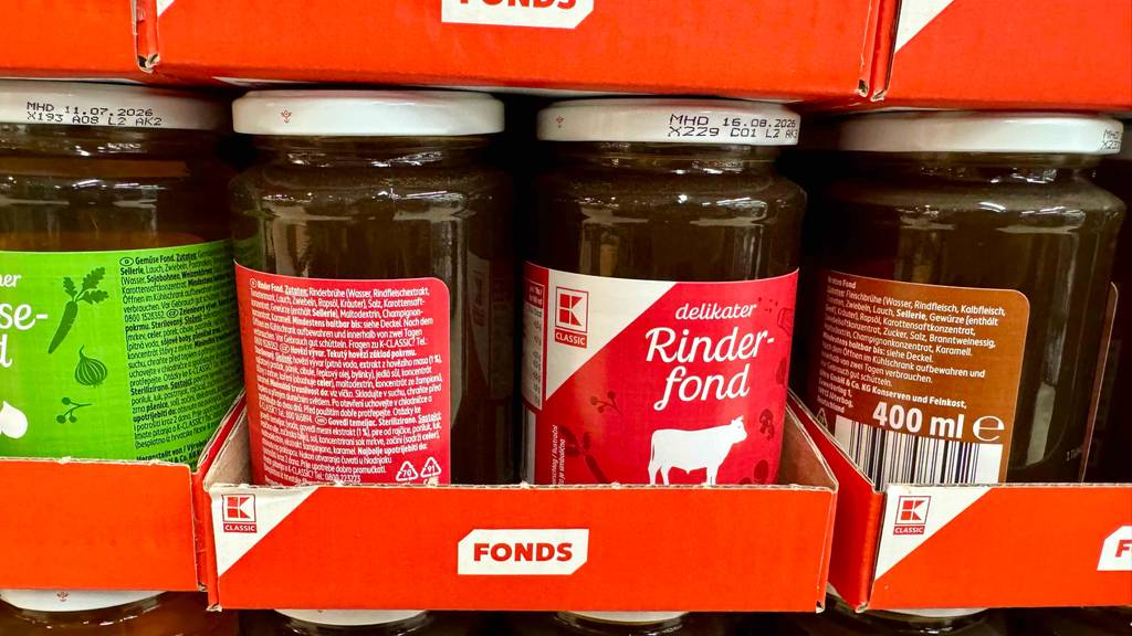 Test: Mehrere Gläser Rinderfond sind in Kartons einsortiert.