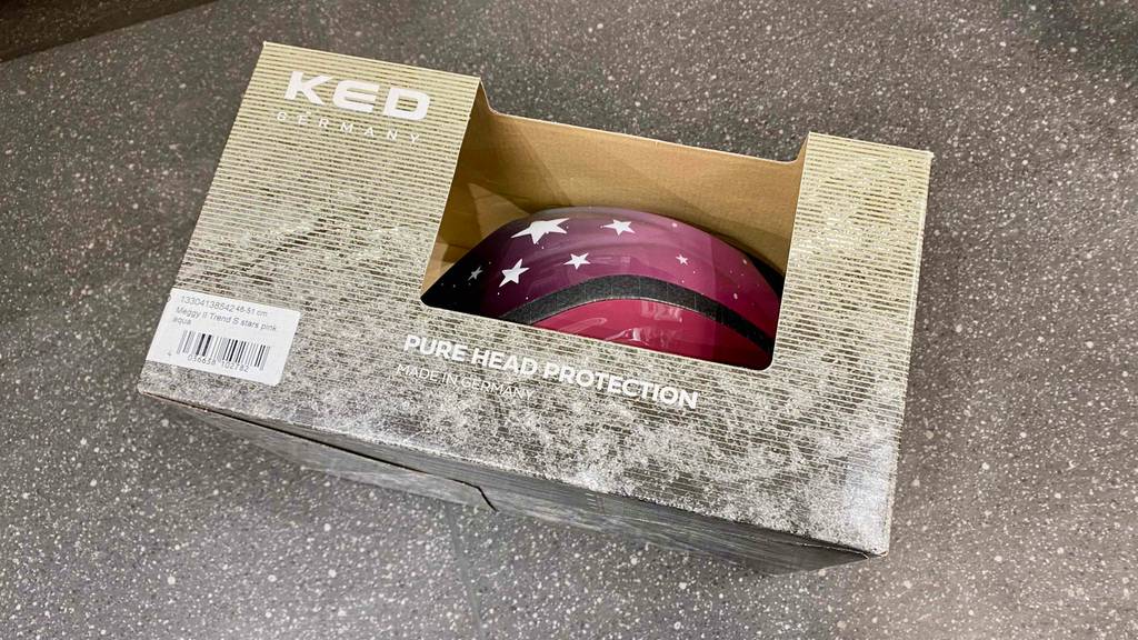 KED-Fahrradhelm im Test: ein Fahrradhelm in einer Verpackung auf einem Boden liegend.
