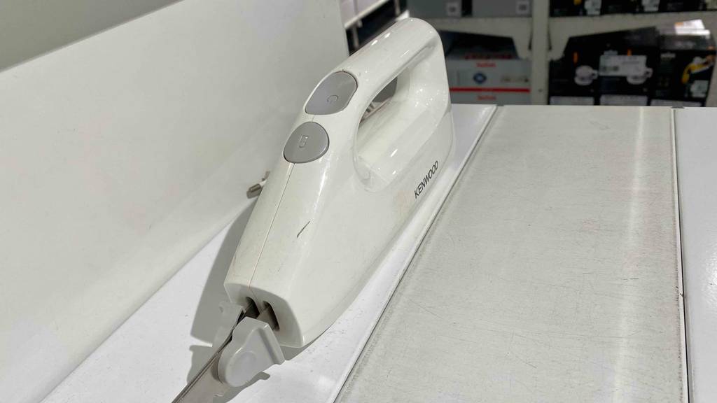 Elektromesser im Test: Griff von Elektromesser mit Knöpfen darauf ersichtlich.