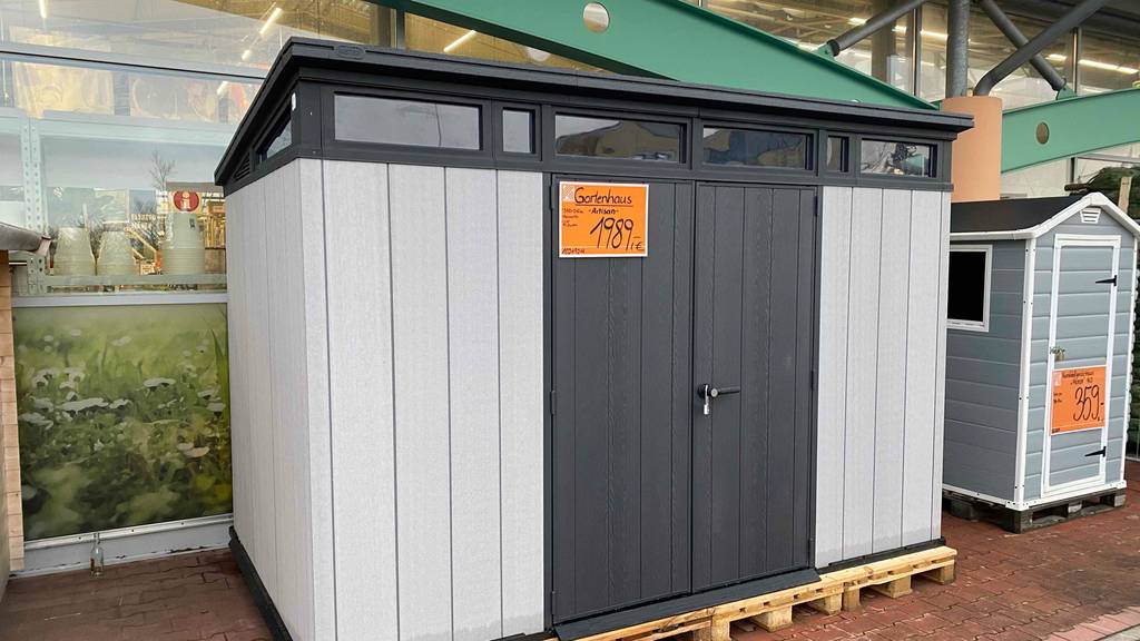Im Test: Vor einer Glaswand steht ein Gartenhaus auf Paletten.
