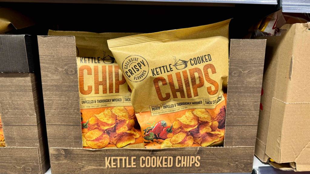 Mehrere getestete Packungen Chips befinden sich in einem Karton.