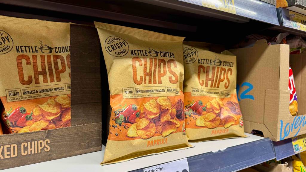 Test: Mehrere Packungen Paprika Chips sind in einem Regal aufgereiht.