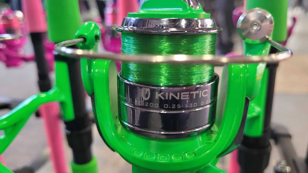 Grüne getestete Kinderangel mit eingebautes LED-Licht.