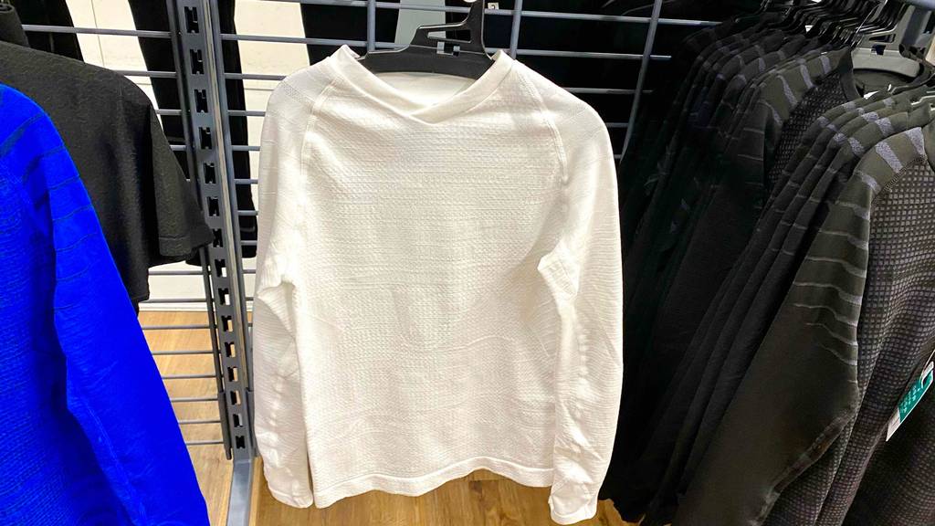 Funktionsunterwäsche-Kinder im Test: ein weißes T-Shirt hängend auf einem Kleiderbügel.