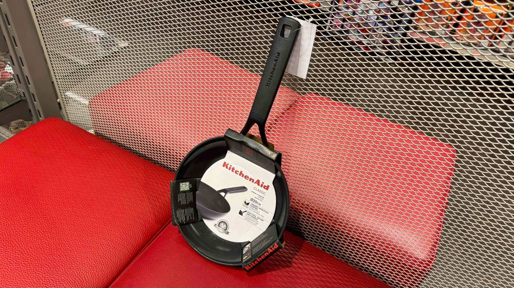 Test: Eine KitchenAid-Pfanne mit 20 cm Durchmesser ist an einem Gitter angelehnt.