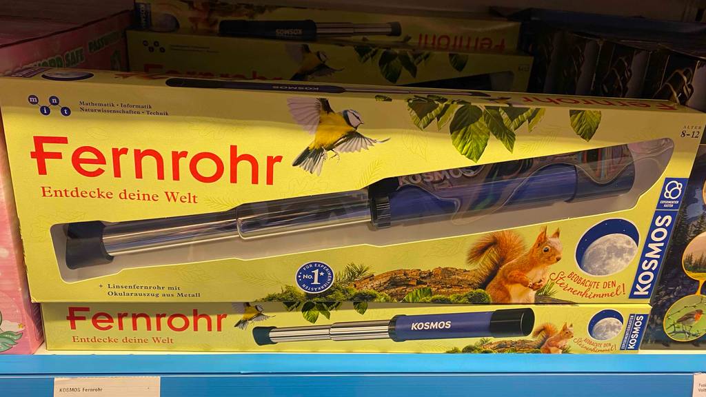 Im Test: Mehrere verpackte Fernrohre stehen übereinander im Regal.