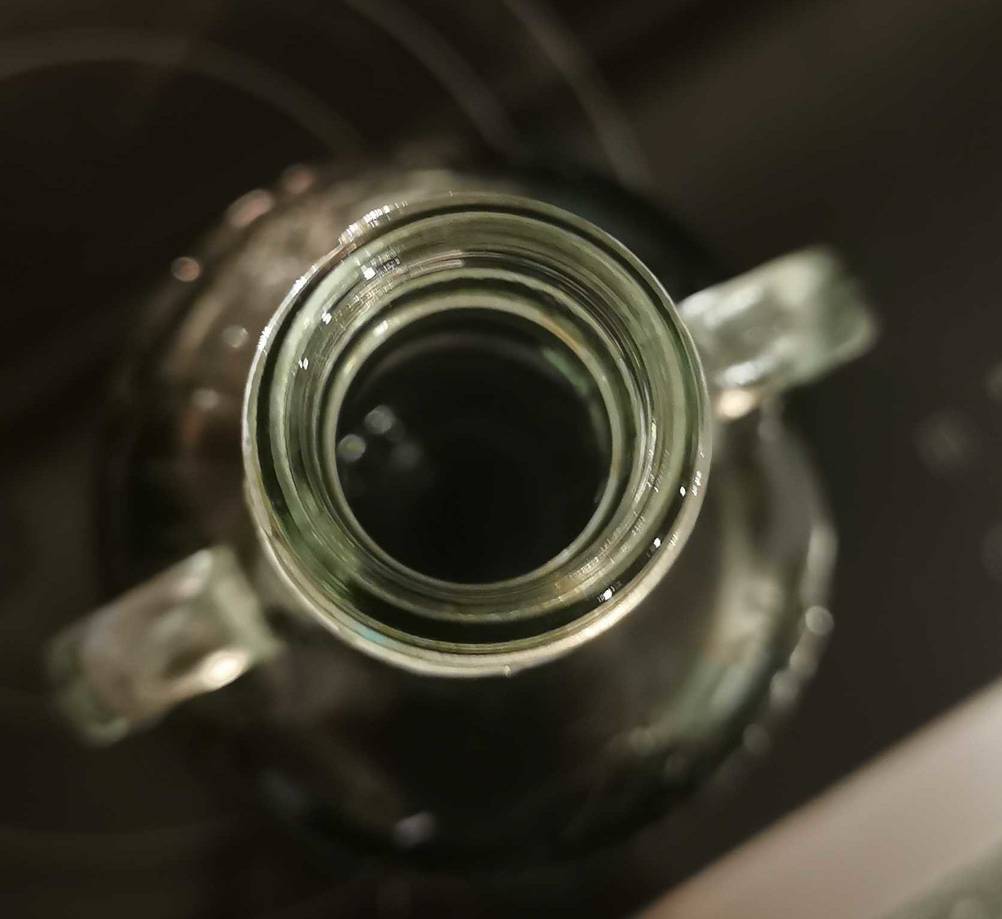 Rum getestet: geöffnete Flasche Rum von oben ersichtlich.