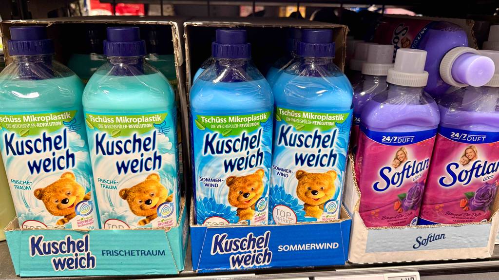 Mehrere Kuschelweich-Weichspüler stehen in einem Regal.