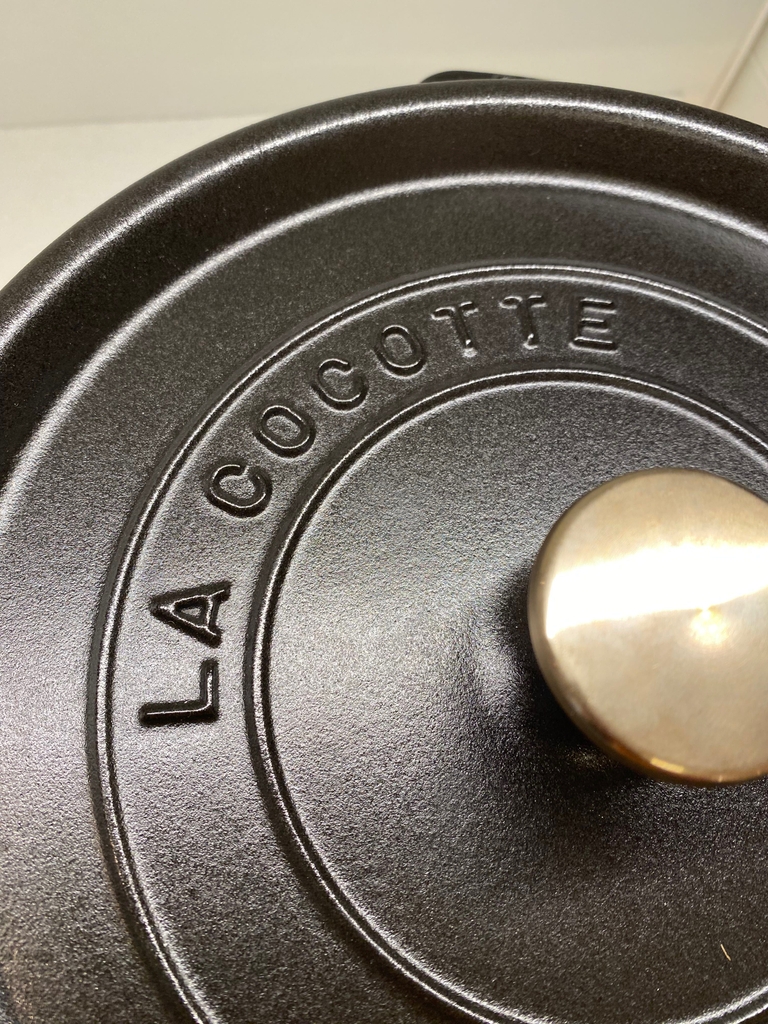 Schmortopf-Test: schwarzer Deckel von Schmortopf in Nahaufnahme.