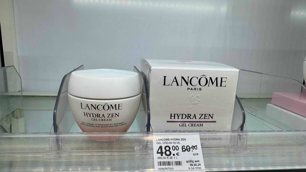 Die Lancome-Gesichtscreme im Test steht auf einem Verkaufsregal.