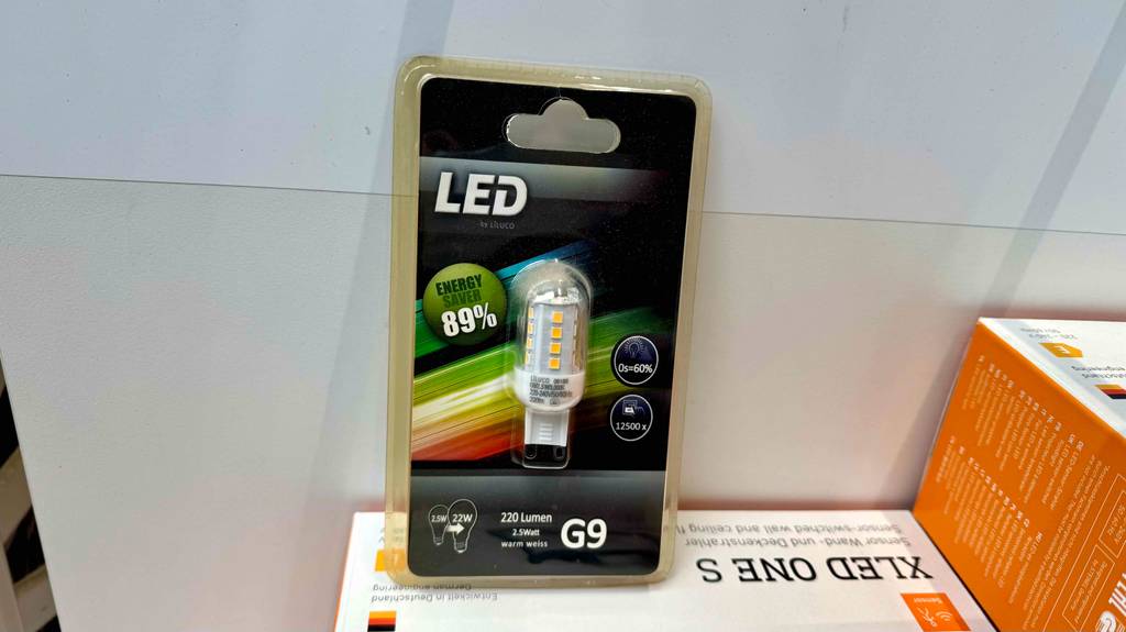 Die getesteten LED-Lampen stehen auf Kartons.