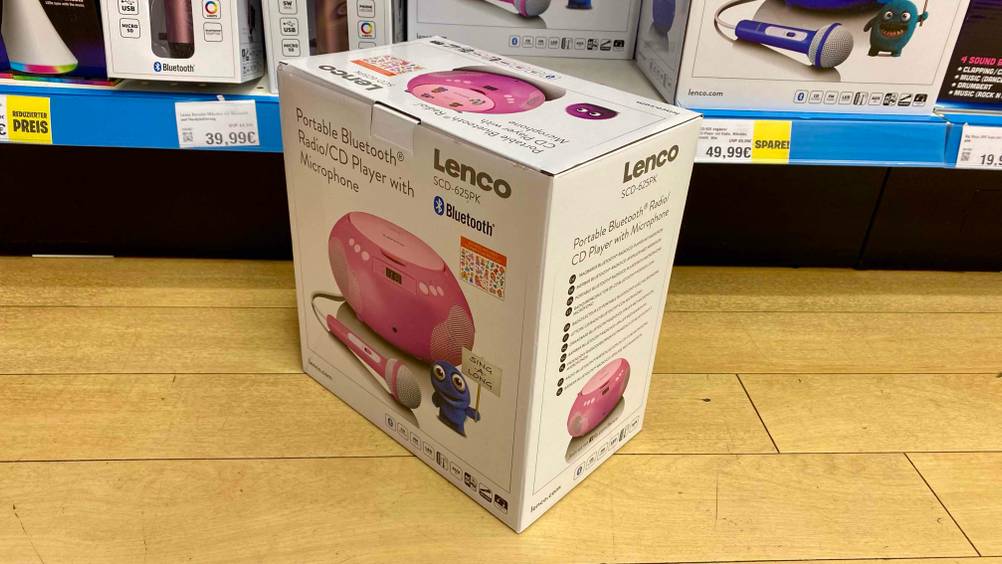 CD-Player mit Bluetooth im Test: ein CD-Player mit Bluetooth in der Verpackung stehend vor einem Regal.