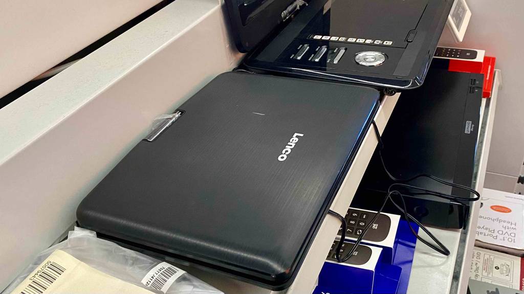 Tragbarer-DVD-Player getestet: ein zugeklappter DVD-Player der Marke Lenco, welcher in einem Geschäft ausgestellt ist.