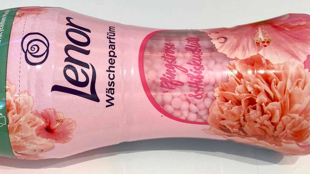 Wäscheparfum getestet: Lenor Wäscheparfum liegend auf einer weißen Fläche.