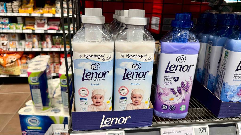 Test: Mehrere Lenor-Weichspüler sind in einem Regal einsortiert.