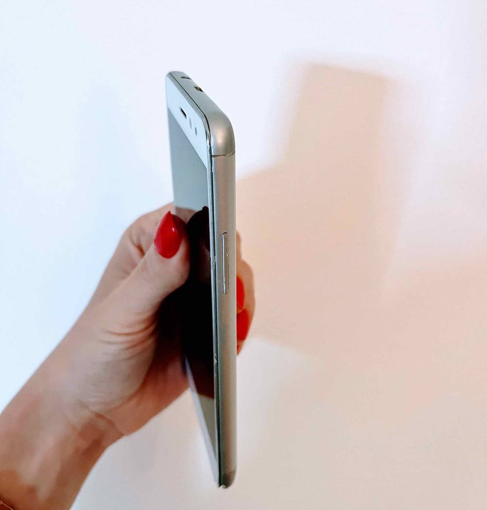 Mittelklasse-Handy im Test: ein Handy wird mit der Seite ersichtlich vor eine Wand gehalten.