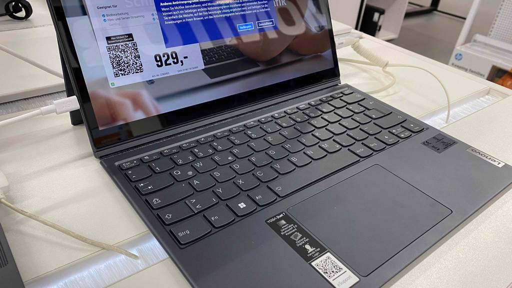 Notebook-13-Zoll im Test: aufgeklapptes Notebook mit Preis am Bildschirm zu sehen.