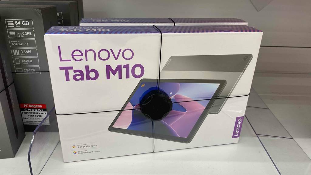 Getestetes Lenovo-Tablet ist verpackt und steht auf einem weißen Tisch.