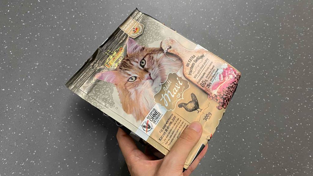 Leonardo-Katzenfutter im Test: eine Packung Katzenfutter in der Hand mit 300 g Inhalt.