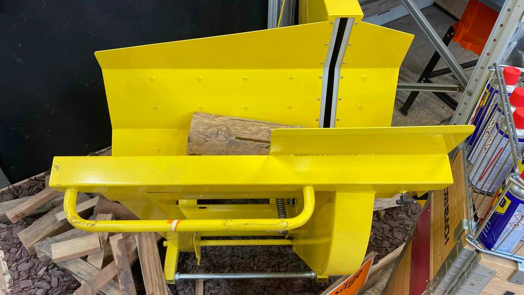 Eine getestete Wippsäge von oben ersichtlich mit einem Stück Holz darin.