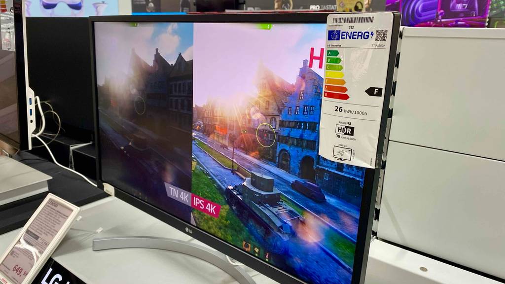 27-Zoll-4K-Monitor getestet: ein Monitor mit Etikett drauf, worauf sich Informationen zum Produkt befinden.