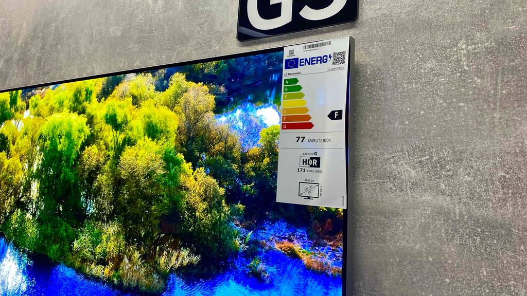 OLED-55-Zoll getestet: ein eingeschalteter Fernseher mit Etikett darauf, worauf sich Informationen zum Modell befinden.