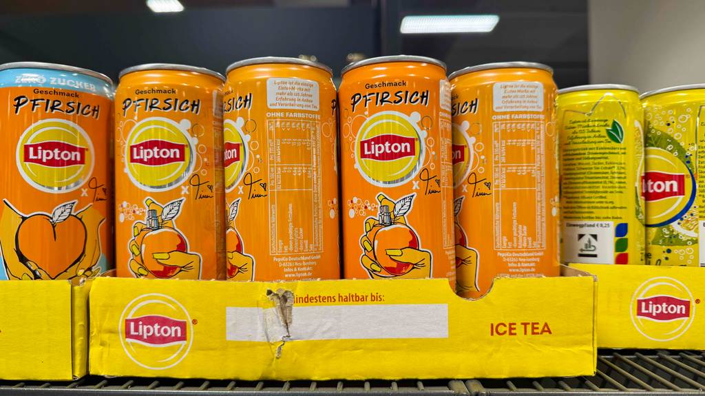 Mehrere Dosen des getesteten Lipton-Eistees stehen in einem Karton.