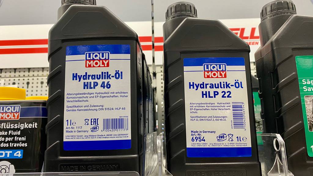 Hydrauliköl HLP 46 im Test: Mehrere Hydrauliköl HLP 46 stehen im Regal nebeneinander.