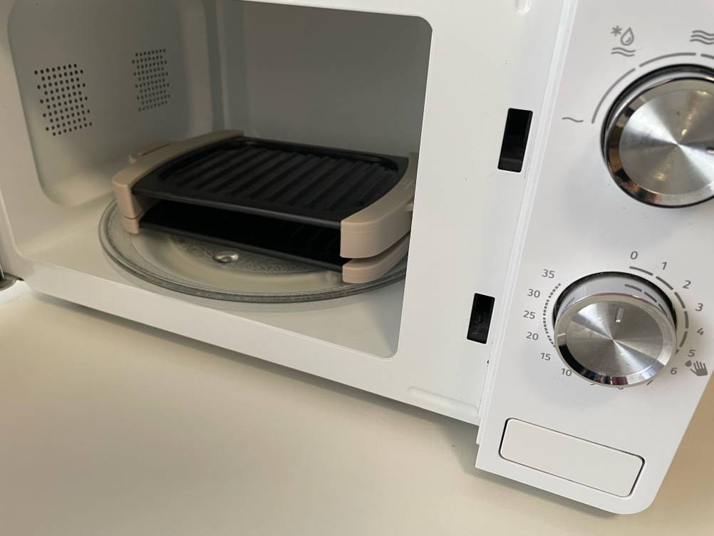 Die getestete Grillplatte ist in einer Mikrowelle platziert.