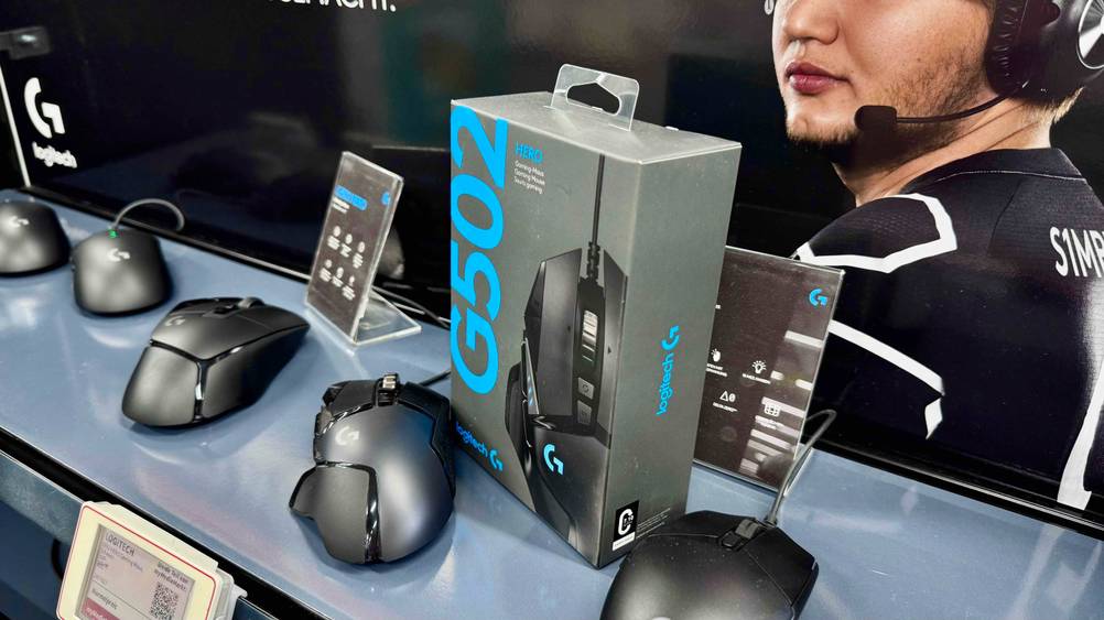Logitech-Gaming-Maus im Test: Die Verpackung steht neben der entsprechenden Maus.