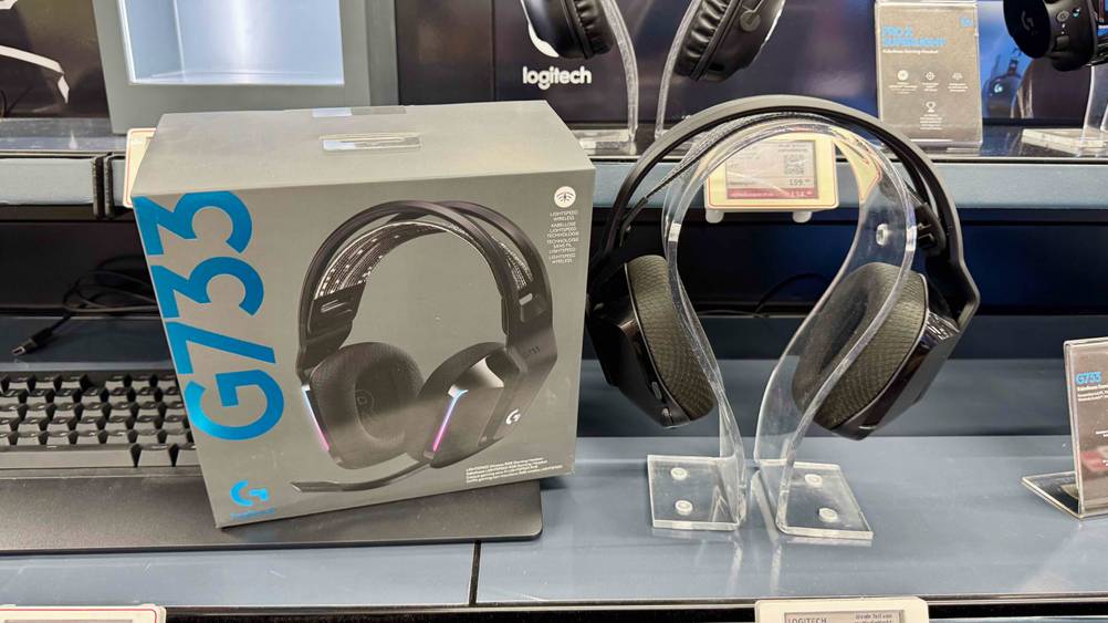 Das Logitech-Headset, das getestet wurde ist neben der Verpackung platziert.
