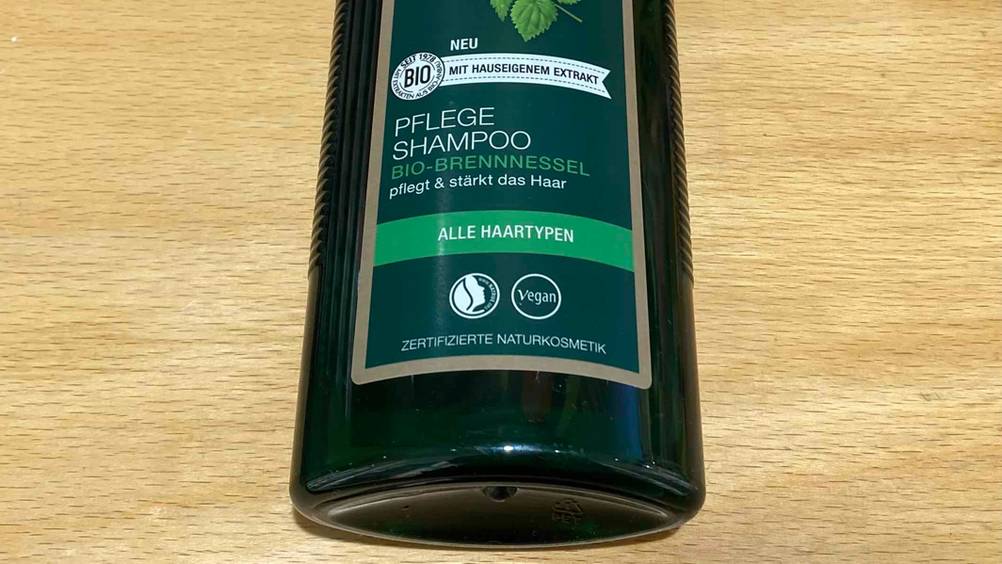 Brennnessel-Shampoo getestet: Detailaufnahme Label mit Infografiken.