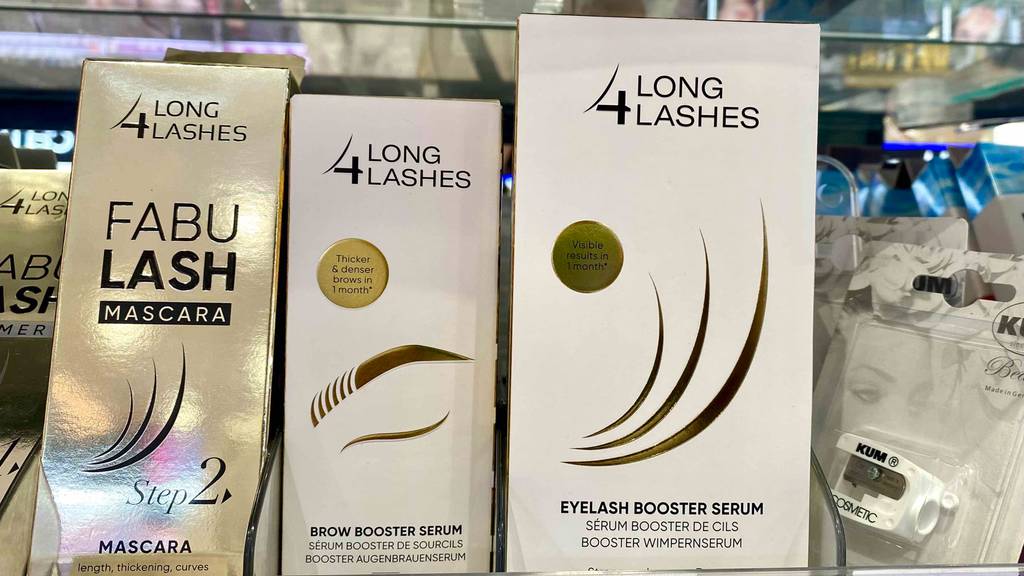 Augenbrauenserum im Test: Augenbrauenserum steht neben andere Wimmprernserum und Mascara in einem Regal.