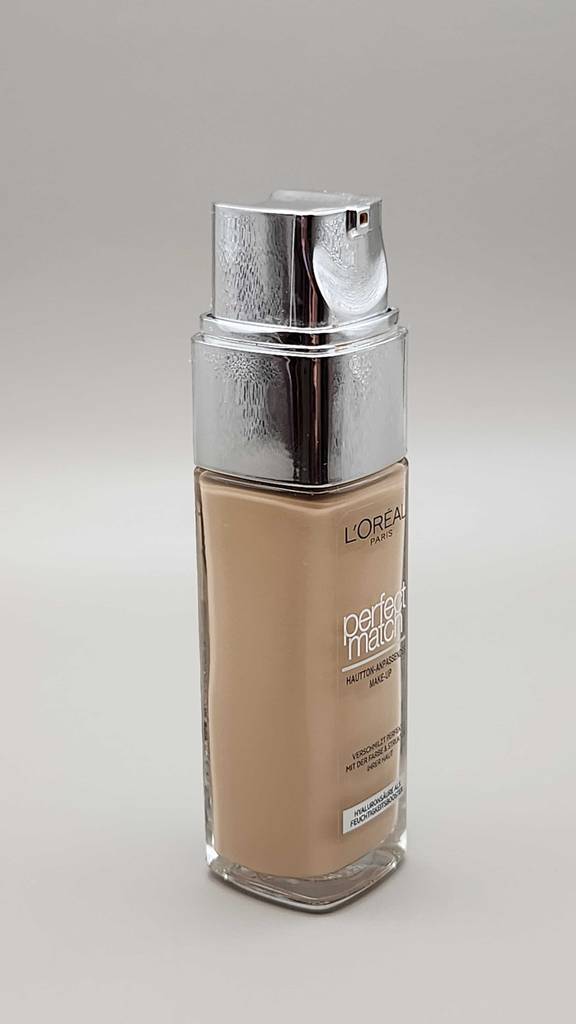 Test: Die L’Oréal-Foundation steht ohne Deckel vor einem hellen Hintergrund.