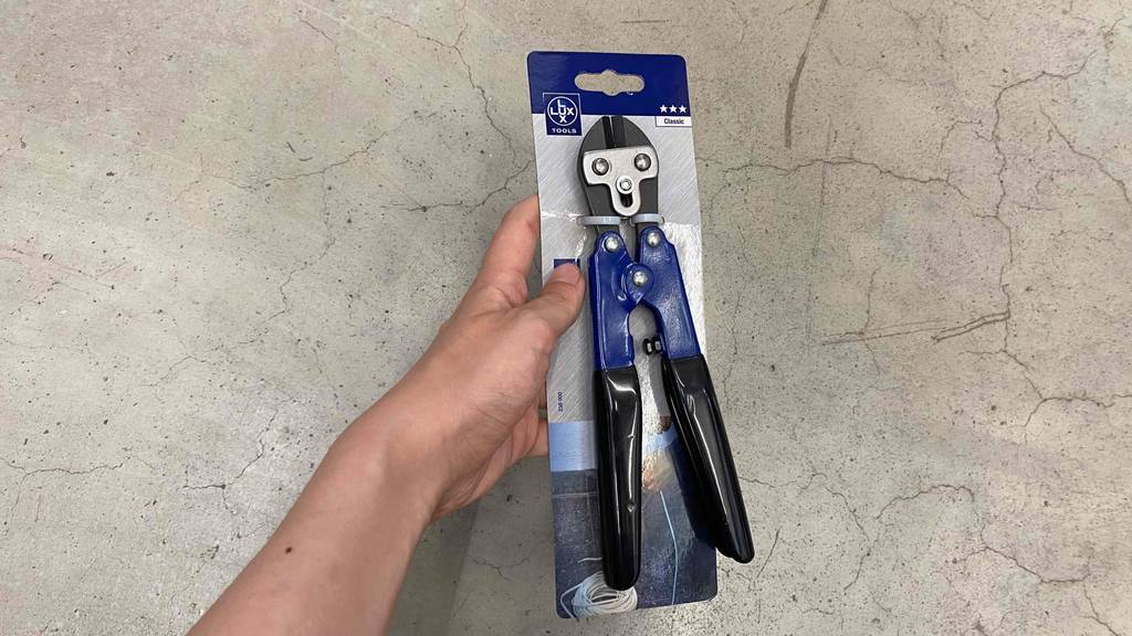 Bolzenschneider im Test: Bolzenschneider wird in der Hand gehalten